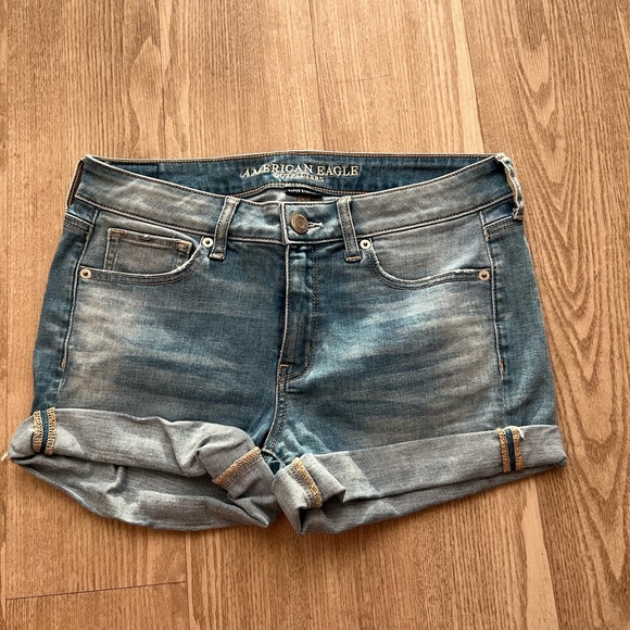 American Eagle Midi Shorts Size 8 Women’s Light Wash Denim Jean - Picture 1 of 4